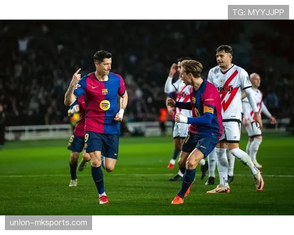 巴萨进攻体系过度依赖边路，中路创造力不足影响破局效率