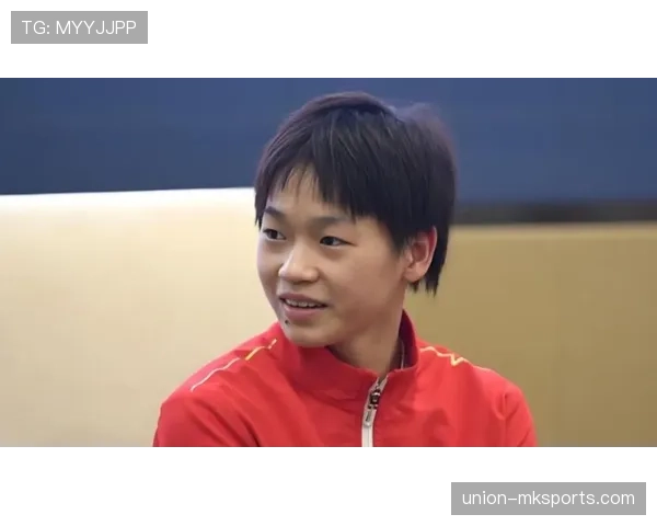 全红婵回家路上还在啃苹果，网友：这哪像奥运冠军？