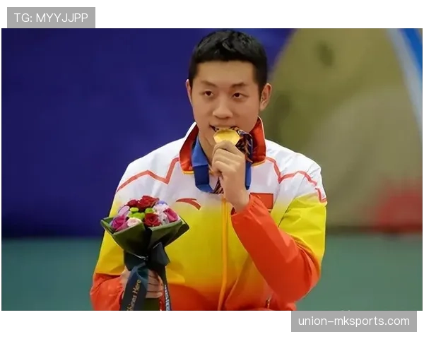 许昕打完球拎着塑料袋去菜市场，手腕上的名牌表太违和